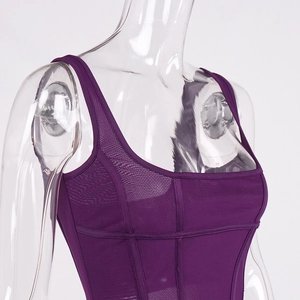 Détail du haut corset violet avec empiècements en résille et structure à baleines rigides