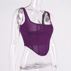 Détail d'un haut corset en mesh violet foncé avec tissu transparent et baleines verticales