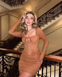 Détail d'une robe moulante marron avec fronces et décolleté en cœur de style luxueux