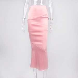Gros plan sur une jupe midi en satin rose brillant avec des coutures diagonales