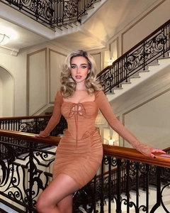 Détail de la mini-robe en maille froncée avec laçage croisé et taille style corset