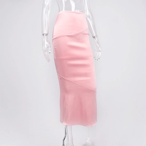 Détail d'une jupe longue en satin rose clair avec coupe diagonale et drapé soyeux