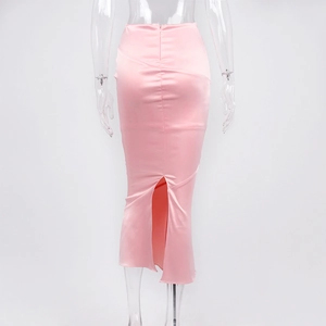 Détail d'une jupe en satin rose clair avec taille haute et fermeture éclair discrète