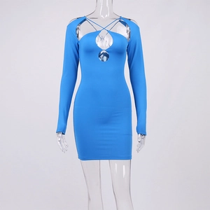 Détail de la robe moulante bleue courte montrant les découpes aux épaules et les lanières