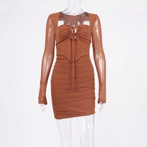 Détail de robe froncée en tulle marron avec cordon de serrage et découpes