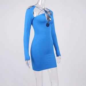 Détail d'une robe courte bleue dos nu avec découpes et bretelles croisées sexy
