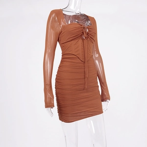 Détail de robe froncée terracotta en mesh montrant les coutures corset et le laçage buste