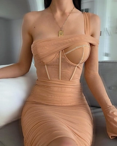 Dettaglio dell'abito in mesh color albicocca con struttura a corsetto e tessuto arricciato