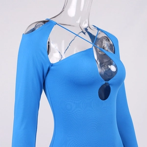 Robe moulante bleu roi avec épaules dénudées et encolure croisée style licou