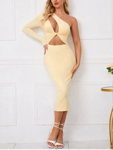 Détail de la robe moulante jaune pâle avec découpe et design asymétrique à une manche
