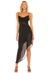 Detail des schwarzen Chiffon-Netzkleids mit asymmetrischem Saum und schmalen Trägern
