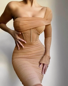 Dettaglio dell'abito midi in mesh nudo con scollo asimmetrico e stecche stile corsetto