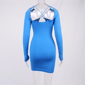 Détail du dos d'une robe moulante bleue avec découpe ajourée et laçage croisé élégant