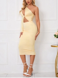 Détail de la robe asymétrique jaune clair avec découpe à la taille et maille froncée