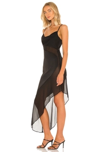 Details der Chiffon-Einsätze und des asymmetrischen Saums an diesem schwarzen Partykleid