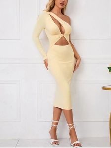 Détail de la robe moulante jaune crème avec découpe à la taille et design à une épaule