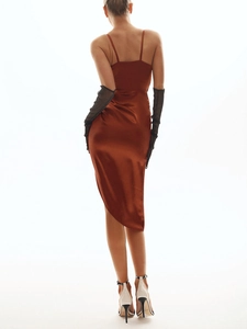 Vue détaillée du dos d'une robe midi en satin cuivre à fines bretelles et fente latérale