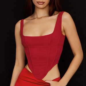 Top court corset rouge sexy en mesh avec col carré et baleines sur fond noir intense