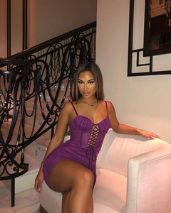 Détail d'une mini robe en résille violette avec corsage corset et lacets à l'avant