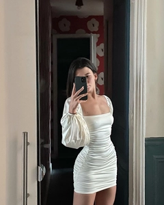 Détail de la robe en satin blanc avec manches lanternes élégantes et fronces texturées