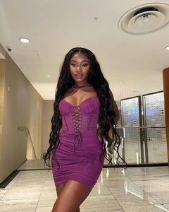 Détail d'une robe moulante violette avec laçage corset et texture froncée
