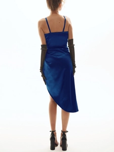 Détail d'une robe de soirée en satin bleu roi avec texture lisse et fente haute au bas
