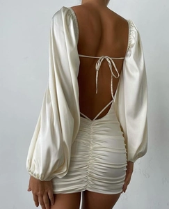 Détail du dos d'une robe en satin crème avec laçage dos nu et texture froncée élégante
