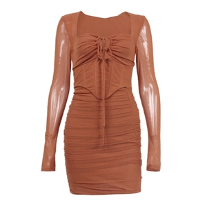 Robe moulante caramel à manches en mesh avec décolleté carré et fronces