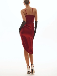 Détail de la robe rouge en satin dos nu avec fente haute et drapé élégant pour les soirées