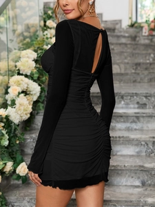 Détail d'une mini robe en maille noire avec fronces et découpe en forme de larme au dos