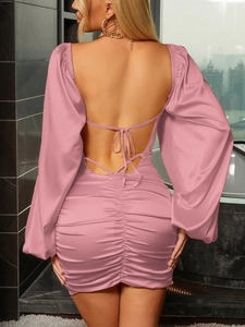 Détail de la robe rose en satin avec laçage au dos et finitions froncées