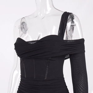 Abito longuette nero da donna con spalle scoperte, pieghe a corsetto e maniche in mesh velato