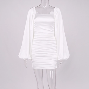 Détail d'une robe en satin blanc avec col carré élégant et manches lanternes