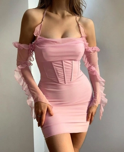 Dettaglio di un mini abito in rete rosa con scollo all'americana e maniche arricciate
