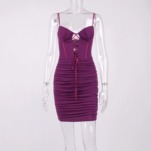 Détail de robe moulante violette avec bustier à lacets et mini-jupe à fronces chic