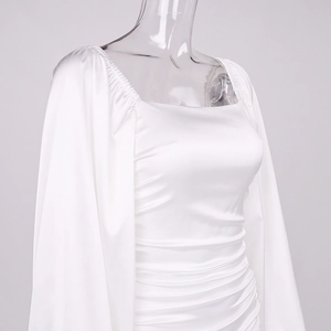 Détail de l'encolure carrée et du corsage froncé sur robe en satin blanc à manches