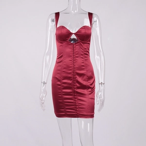 Détail de la robe moulante en satin bordeaux avec décolleté en V et bonnets structurés