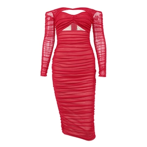 Robe midi rouge froncée avec détails en maille, manches longues et découpe à l'avant