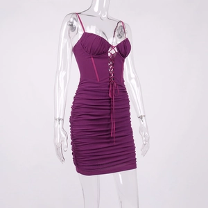 Détail d'une mini robe froncée violet foncé avec laçage frontal et coupe ajustée sexy