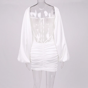 Gros plan d'une robe courte en satin blanc avec manches lanternes et détails de fronces
