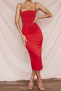 Détail de la robe midi en satin rouge avec structure corset et coupe cintrée