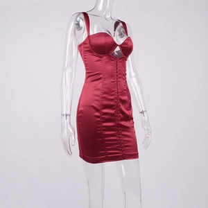 Détail de mini robe en satin bordeaux avec agrafes frontales et découpe col en V sexy