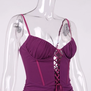 Robe moulante sexy violette dos nu avec bretelles fines et détails de style corset