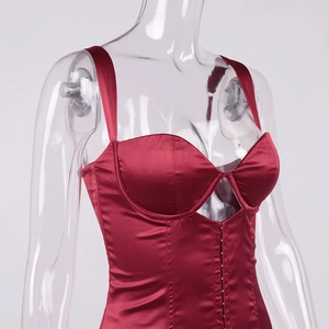 Robe corset sexy en satin bordeaux avec larges bretelles et agrafes