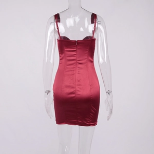 Détail de la fermeture éclair invisible au dos d'une robe courte en satin bordeaux