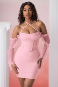 Dettaglio mini abito in rete rosa con vita a corsetto e maniche lunghe con volant