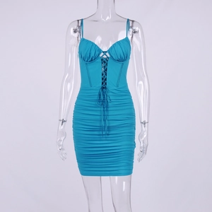 Détail de robe moulante bleu turquoise avec laçage style corset et texture froncée