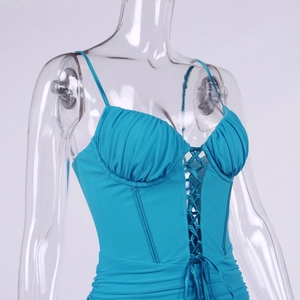 Détail de la robe corset bleu lagon avec bonnets froncés et laçage frontal ajustable