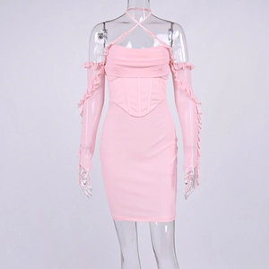 Dettaglio dell'abito aderente rosa con vita a corsetto e maniche a volant separate