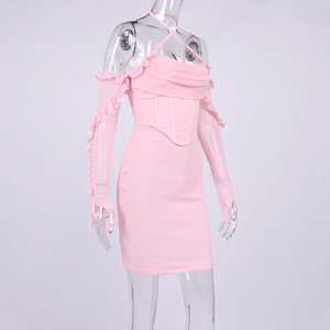 Dettaglio dell'abito a corsetto in rete rosa con maniche a balze e scollo all'americana